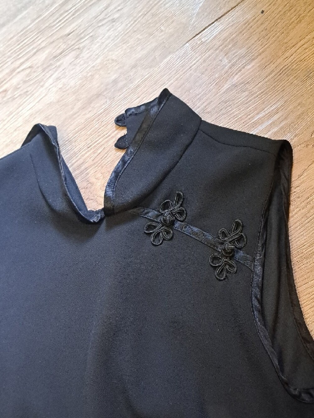 Vintage Black Sleeveless Midi Dress with Fluted Hem - Picture 3 of 4